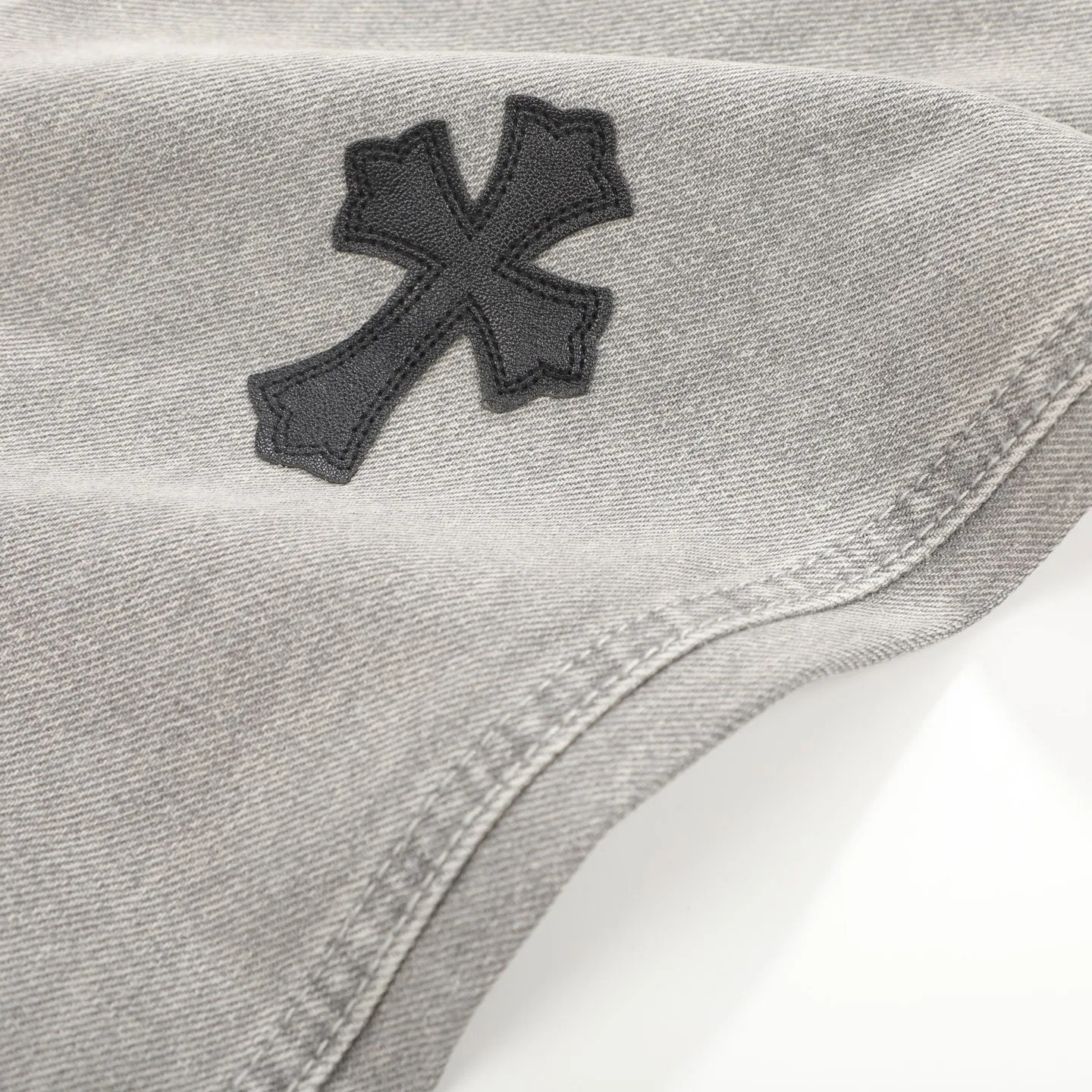 P230 Chrome Hearts CH Chrome Hearts Heavy Industry Damaged High Street Jeans exude unruly personality and unique charm. Every wear and tear is carefully designed to present a unique artistic feel. Made of imported denim fabric, which has undergone heavy industrial washing and damage treatment, the trousers show a super cool effect on the upper body, allowing you to dominate the fashion stage.  This is more than just a pair of jeans, it is an expression of attitude. With its unique design concept and ultimate pursuit of details, Croxin breaks traditional boundaries and defines the jeans trend in the new era. The trousers are made of double-layer woven fabric and matched with customized hardware, showing an incomparably beautiful and unique style, making every wearer the focus of fashion. Imported denim fabric, super heavy-duty washed and damaged, the upper body is super cool! Customized hardware. Unbeatable and beautiful style. The production process is difficult. Full of high street feel. Color: Gray Size: S M L XL XXL